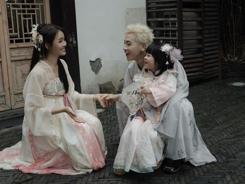 Bé Bona xinh xắn, đáng yêu. Bởi vậy, cô nhóc có lượng fan đông hơn cả bố mẹ. Ảnh: FB Trương Mỹ Nhân.