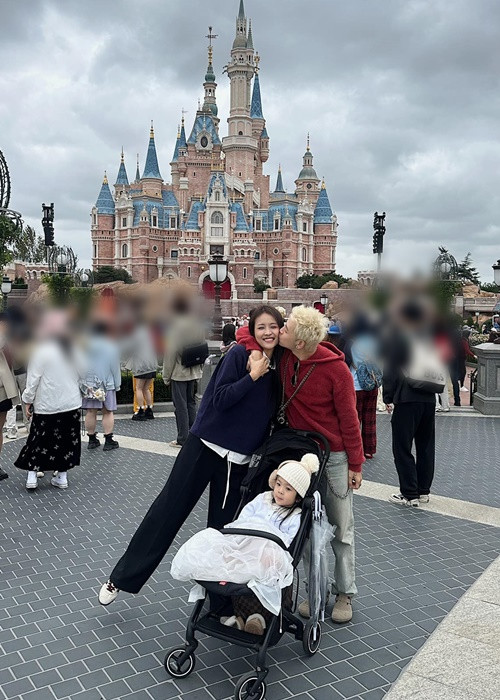 Khoảnh khắc Phí Ngọc Hưng hôn má Trương Mỹ Nhân trong một chuyến du lịch. Ảnh: FB Phí Ngọc Hưng.