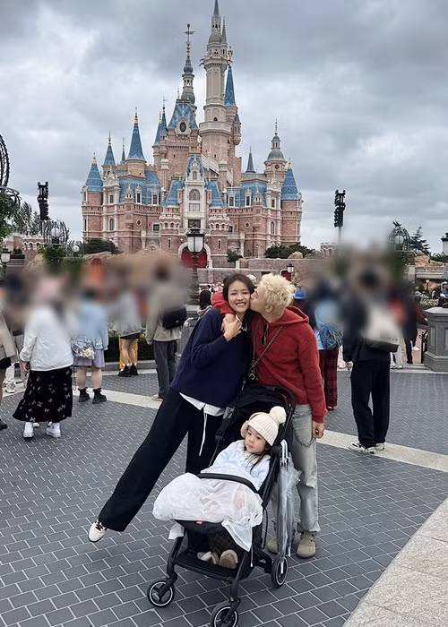 Khoảnh khắc Phí Ngọc Hưng hôn má Trương Mỹ Nhân trong một chuyến du lịch. Ảnh: FB Phí Ngọc Hưng.