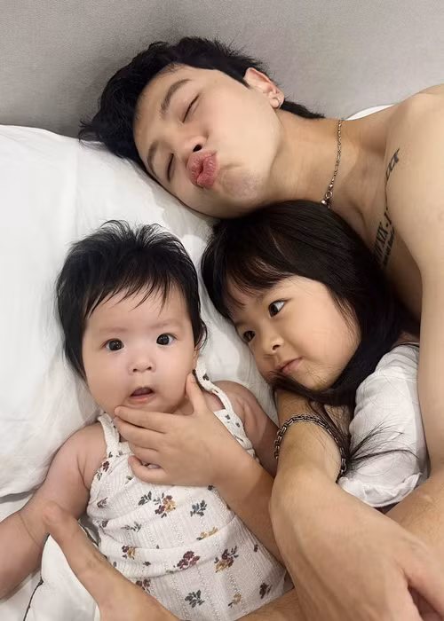 Phí Ngọc Hưng chia sẻ khoảnh khắc bên hai con đồng thời viết: "Đi đâu cũng được thôi, miễn là phải đưa con đi cùng". Ảnh: FB Phí Ngọc Hưng.