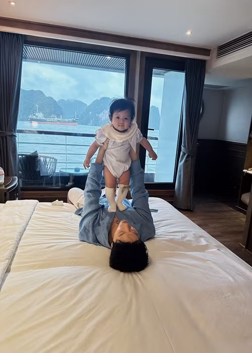 Phí Ngọc Hưng rất cưng chiều hai con gái. Ảnh: FB Phí Ngọc Hưng.