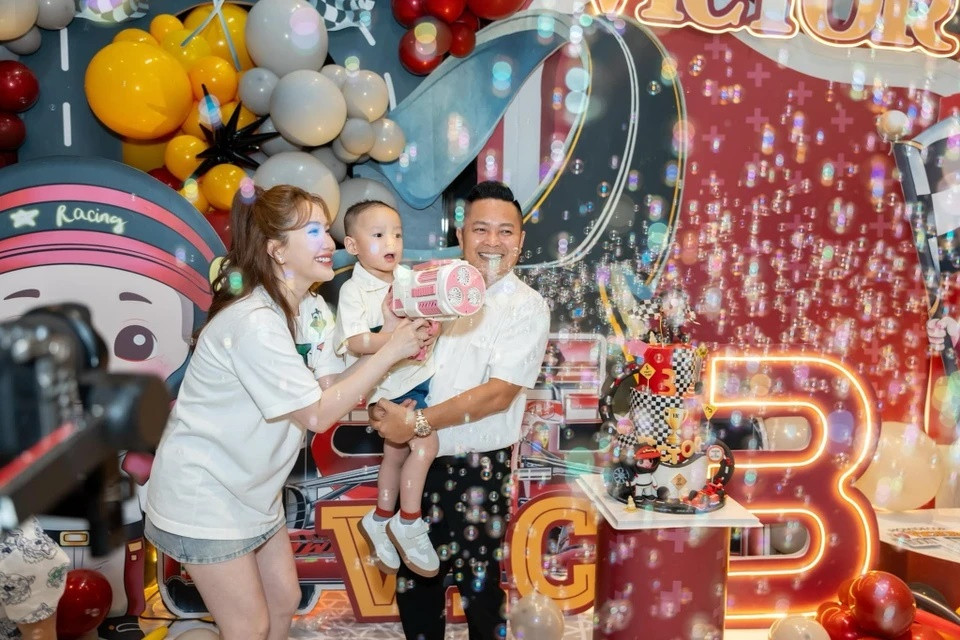 Hôm 15/11, gia đình Bảo Thy tổ chức tiệc sinh nhật 3 tuổi cho con trai. Giọng ca Công chúa bong bóng tiết lộ năm nay cô "chơi lớn" khi thuê trăn đến tiệc để chụp hình, dù khá sợ. "Gia đình này được cái gan dạ đúng không cả nhà?", cô chú thích loạt ảnh.