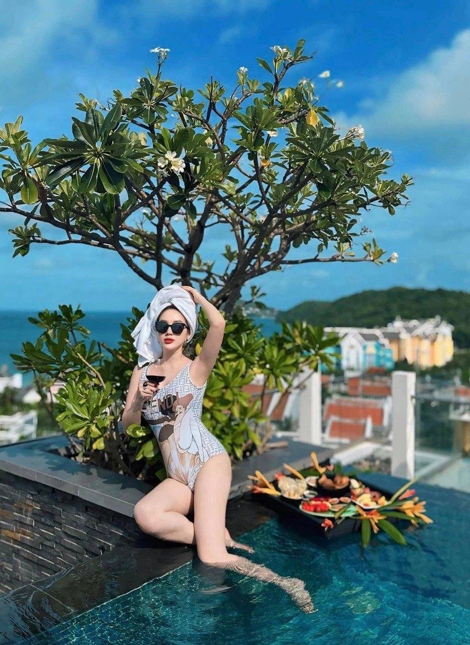 Mặc dù vóc dáng không được như thời con gái 48 kg, Bảo Thy tiết lộ hình thể của cô đã thon gọn hơn nhiều so với lúc mới sinh. Theo Bảo Thy kể, sau khi có con, cô giữ thói quen ăn uống điều độ, tập luyện hàng ngày và sử dụng thêm các phương pháp hỗ trợ.