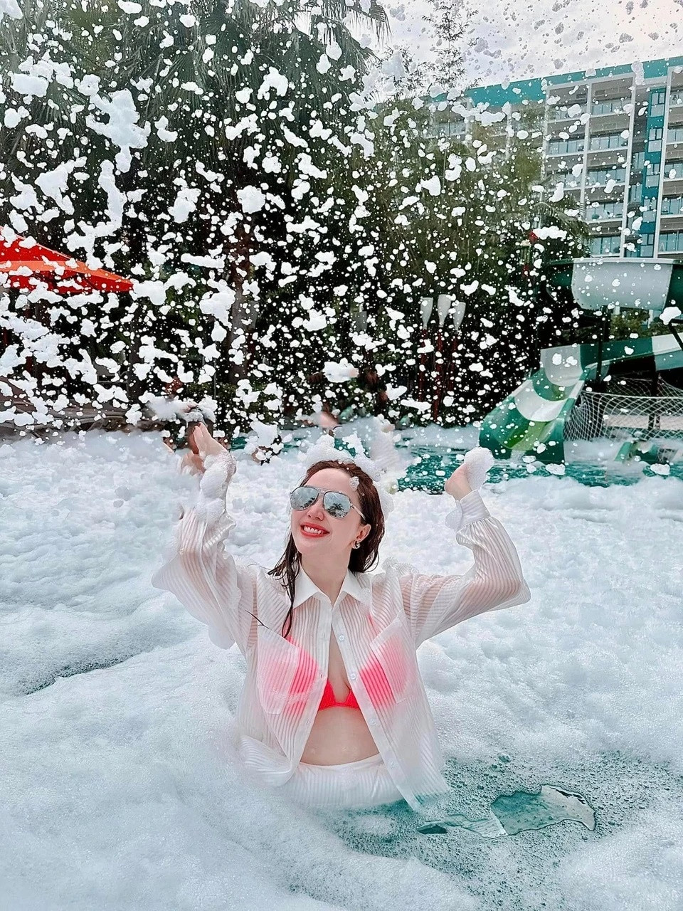 Bảo Thy và chồng trải qua 5 năm hôn nhân êm đềm. Từ ngày có bé Victor, tổ ấm của vợ chồng cô luôn rộn ràng tiếng cười. Gia đình ca sĩ thường xuyên đi du lịch, nghỉ dưỡng.