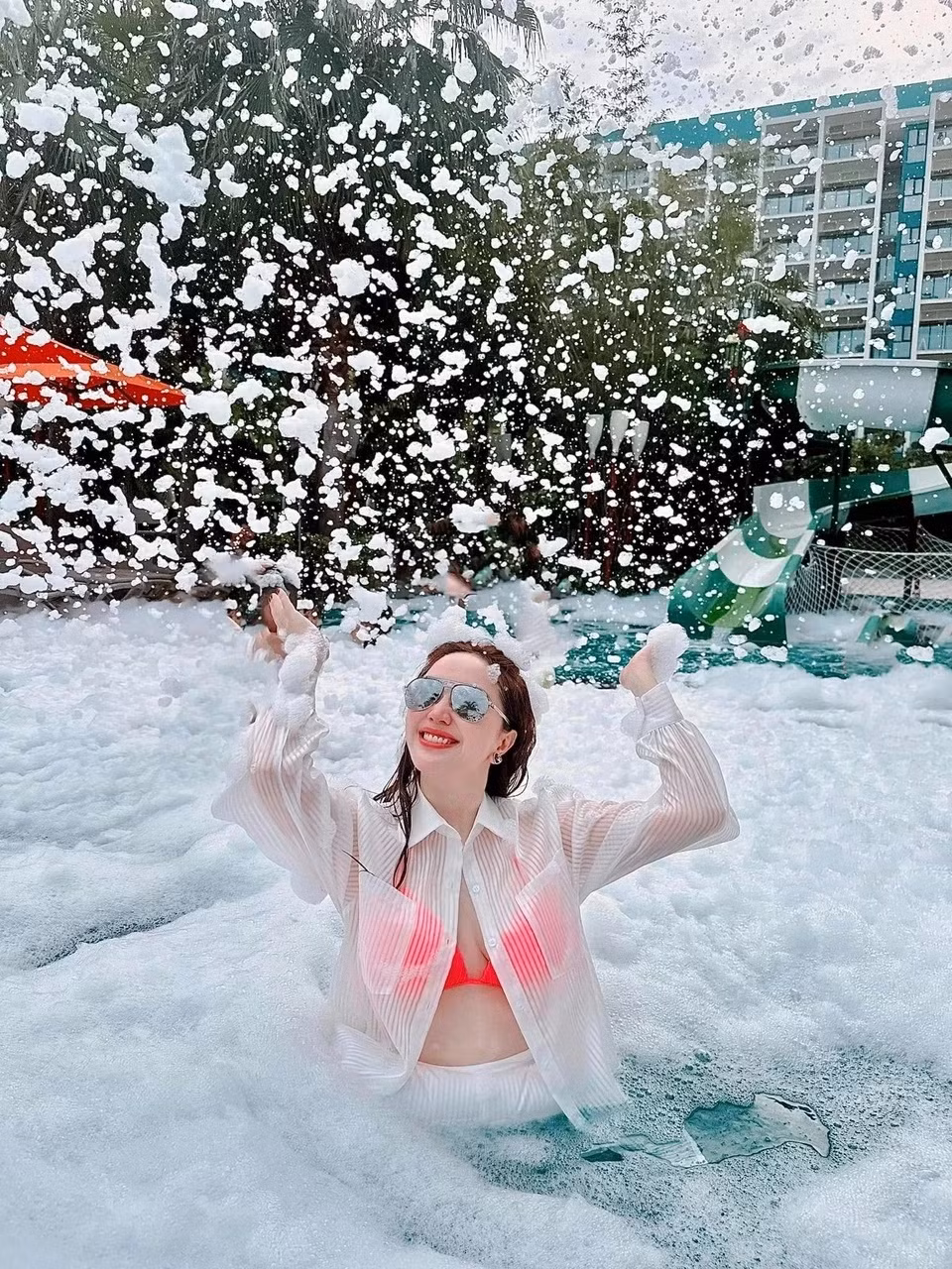 Bảo Thy và chồng trải qua 5 năm hôn nhân êm đềm. Từ ngày có bé Victor, tổ ấm của vợ chồng cô luôn rộn ràng tiếng cười. Gia đình ca sĩ thường xuyên đi du lịch, nghỉ dưỡng.