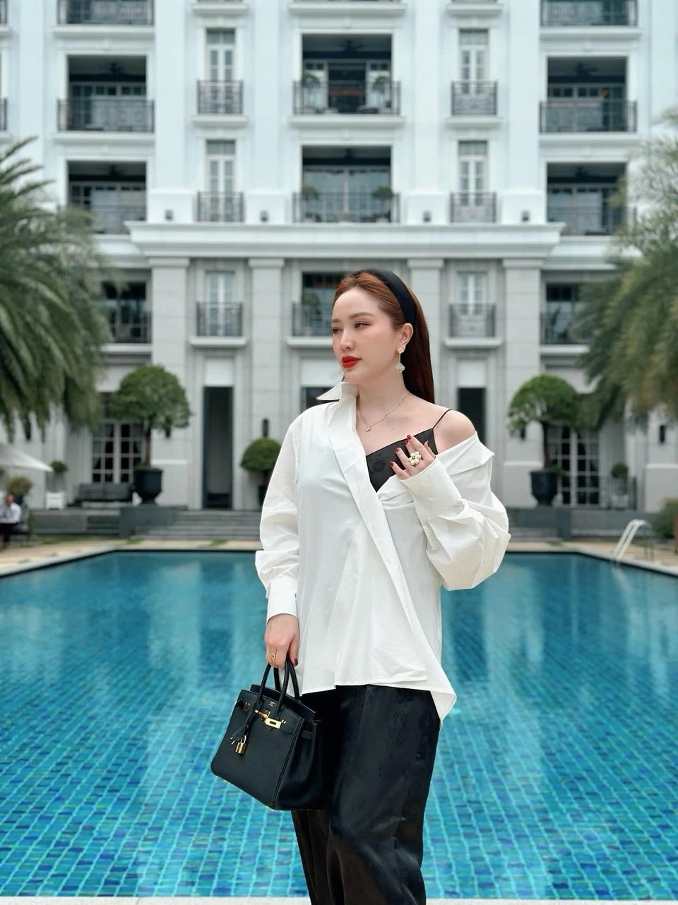 Bảo Thy nói dù bận rộn, ông xã vẫn sắp xếp thời gian đưa vợ và con trai đi du lịch nhiều nước trên thế giới. Theo những hình ảnh được chia sẻ trên mạng xã hội, Bảo Thy thường xuyên check-in ở những địa điểm nổi tiếng, khách sạn lớn. Cô gây chú ý với bộ sưu tập hàng hiệu đến từ Hermès, Gucci, Miu Miu, Chanel...