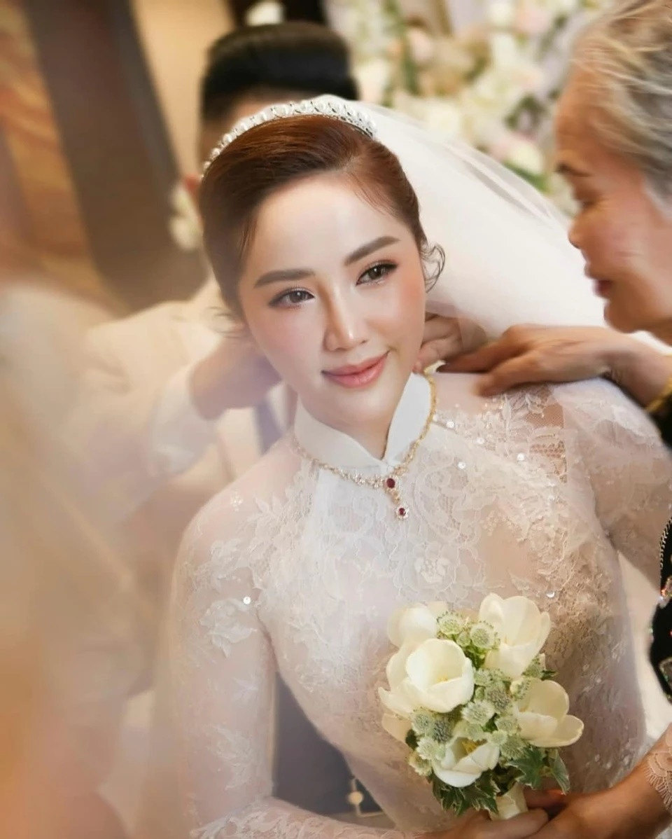 Trên trang cá nhân, Bảo Thy đăng lại ảnh cưới hồi tháng 11/2019 với doanh nhân Phan Lĩnh. Cô chú thích: "Cột mốc 5 năm đầu tiên. Lần nào xem lại ảnh cũng xúc động".