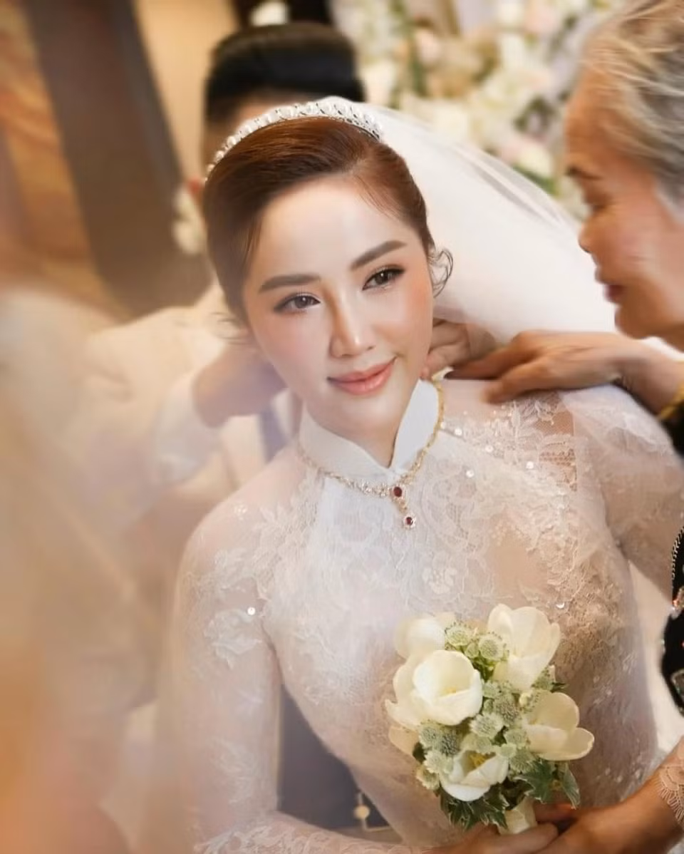 Trên trang cá nhân, Bảo Thy đăng lại ảnh cưới hồi tháng 11/2019 với doanh nhân Phan Lĩnh. Cô chú thích: "Cột mốc 5 năm đầu tiên. Lần nào xem lại ảnh cũng xúc động".