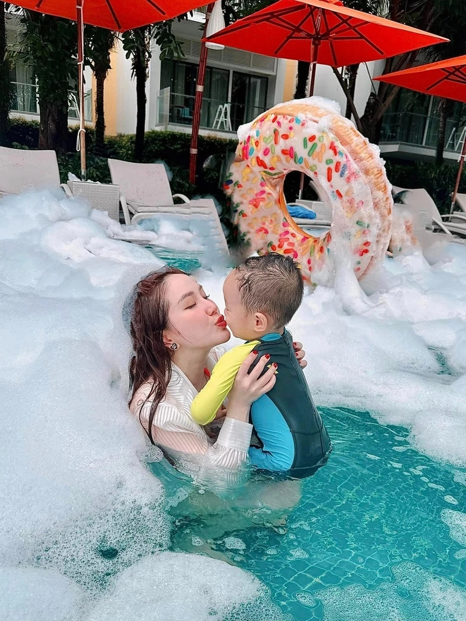 Bảo Thy tiết lộ chồng thích cầm máy ảnh, là người đứng sau những khoảnh khắc "sống ảo" của vợ.