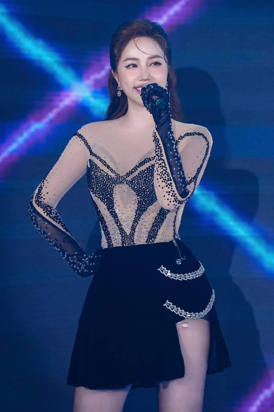 Bảo Thy trong show diễn ở Hà Nội cách đây vài tháng. Hồi cuối tháng 7, ca sĩ khiến nhiều khán giả bất ngờ khi làm khách mời bí mật trong liveshow 1689 của Trung Quân. Vì thời gian gấp rút cộng với việc phải chăm con ốm, Bảo Thy không thể tranh thủ ráp với ban nhạc hay tập luyện. Do vậy, cô mong khán giả thông cảm nếu phần trình diễn chưa hoàn hảo.