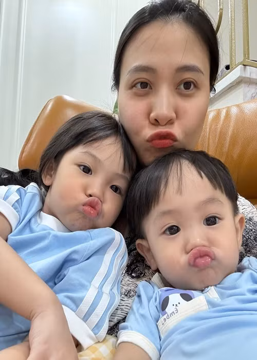 Đàm Thu Trang chia sẻ, các con là nguồn động lực. "Đôi khi mẹ nhớ mẹ của ngày xưa… nhưng mẹ vẫn thích mẹ của hiện tại hơn… bởi vì hiện tại mẹ có hai em của mẹ", nữ ca sĩ viết trên trang cá nhân. Ảnh: FB Đàm Thu Trang.