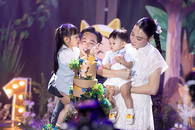 Trước khi gặp Cường Đô la, Đàm Thu Trang không còn hoạt động nghệ thuật. Sau khi lấy chồng, cô tiếp tục vắng bóng showbiz. Ảnh: FB Đàm Thu Trang.