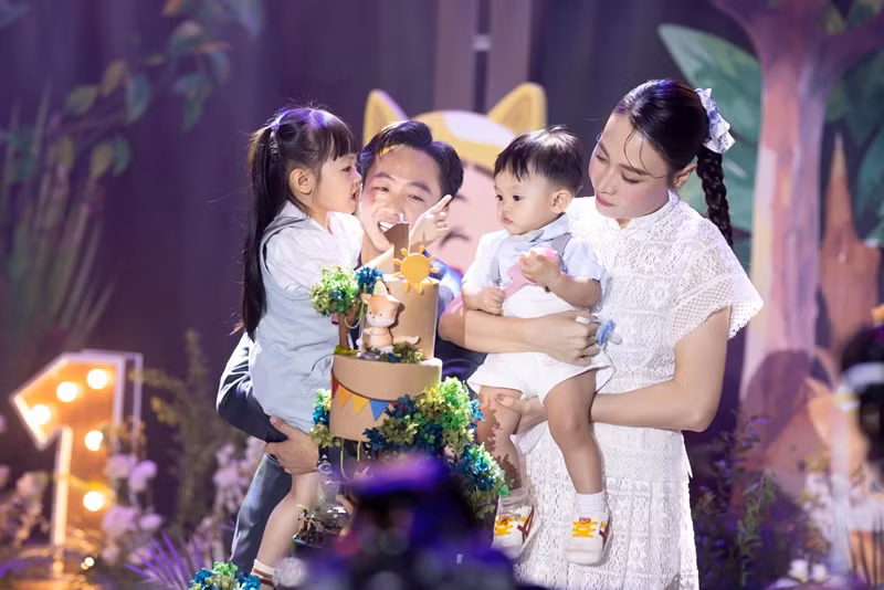 Trước khi gặp Cường Đô la, Đàm Thu Trang không còn hoạt động nghệ thuật. Sau khi lấy chồng, cô tiếp tục vắng bóng showbiz. Ảnh: FB Đàm Thu Trang.