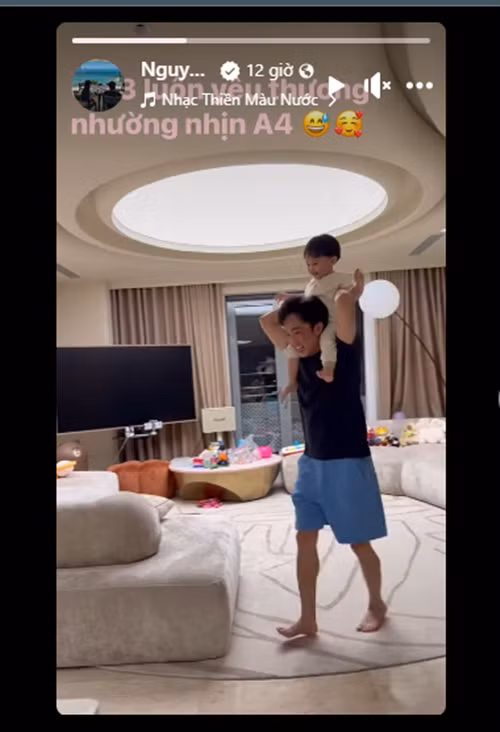 Hai con của Đàm Thu Trang - Cường Đô la rất thích được bố cõng trên vai. Ảnh: FB Cường Đô la.