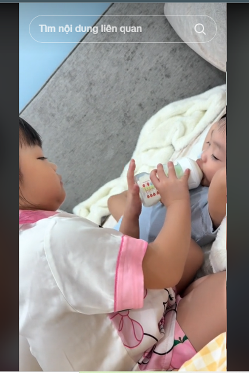 Con gái Đàm Thu Trang ra dáng chị khi thường xuyên chăm sóc, yêu thương em trai. Ảnh: FB Đàm Thu Trang.