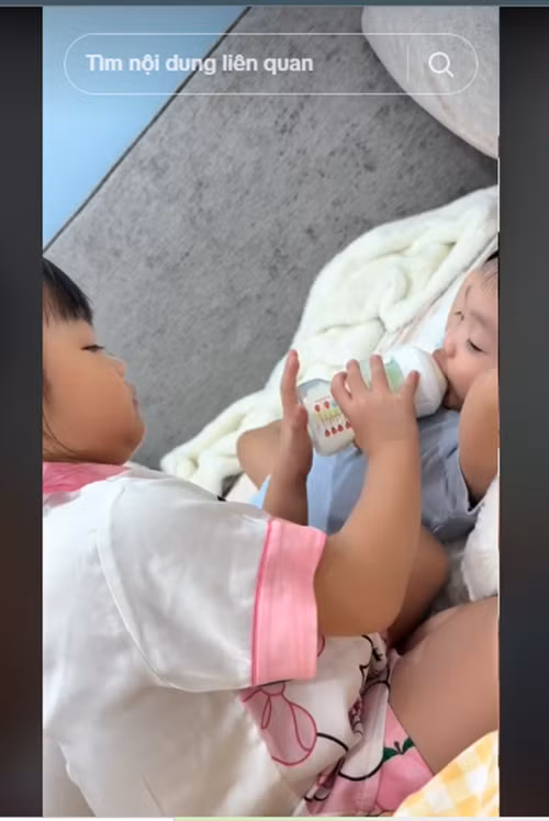 Con gái Đàm Thu Trang ra dáng chị khi thường xuyên chăm sóc, yêu thương em trai. Ảnh: FB Đàm Thu Trang.