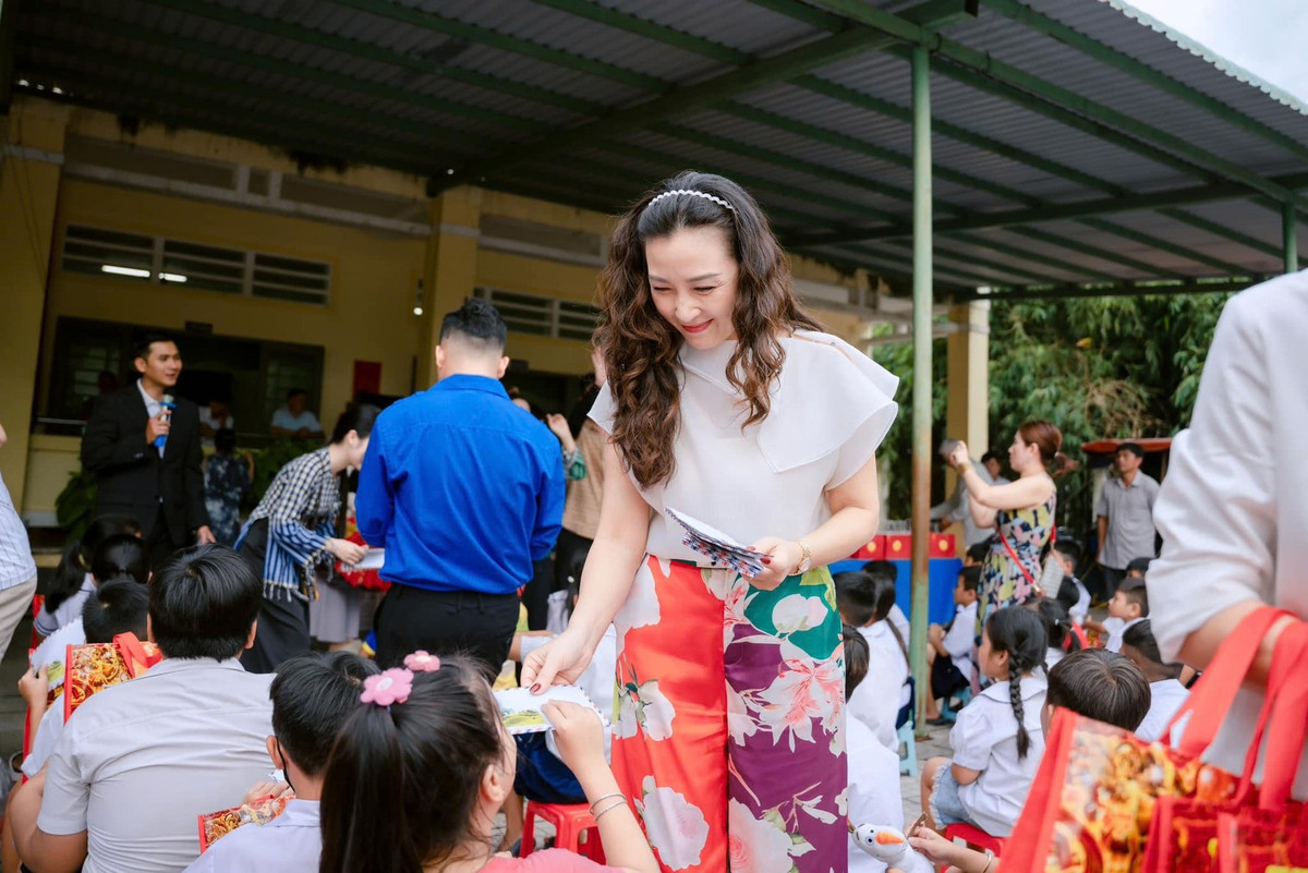 Khánh Huyền cũng tích cực tham gia các hoạt động thiện nguyện, giúp đỡ trẻ em có hoàn cảnh khó khăn.