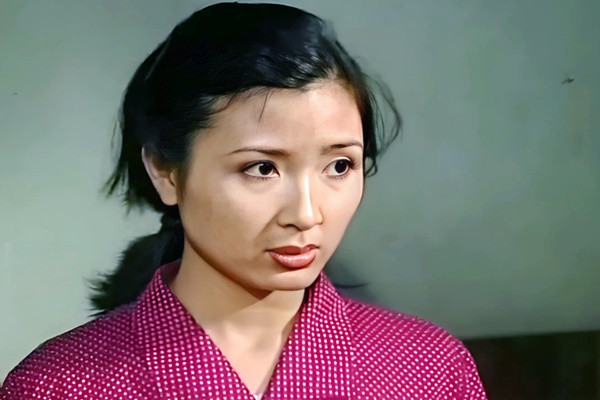 Khánh Huyền vào vai Thơm - vợ trưởng thôn Kiên (NSƯT Quốc Tuấn) trong "Người vác tù và hàng tổng” hay bắt nạt nhưng rất quan tâm chồng.