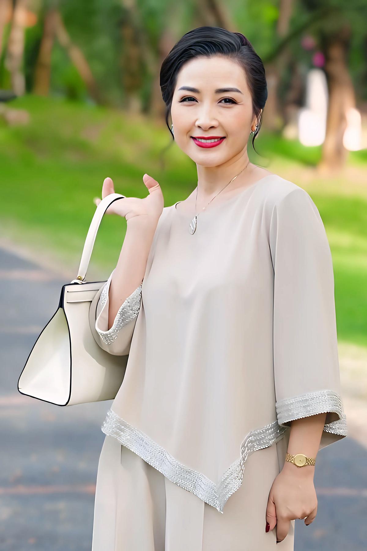 "Tôi cũng thuộc tuýp người lạc quan từ nhỏ, luôn sống với mong muốn của chính mình chứ không vì kỳ vọng, áp đặt của bất cứ ai. Tôi là người dễ tìm kiếm sự hài lòng ở chính bản thân mình", Khánh Huyền bày tỏ.