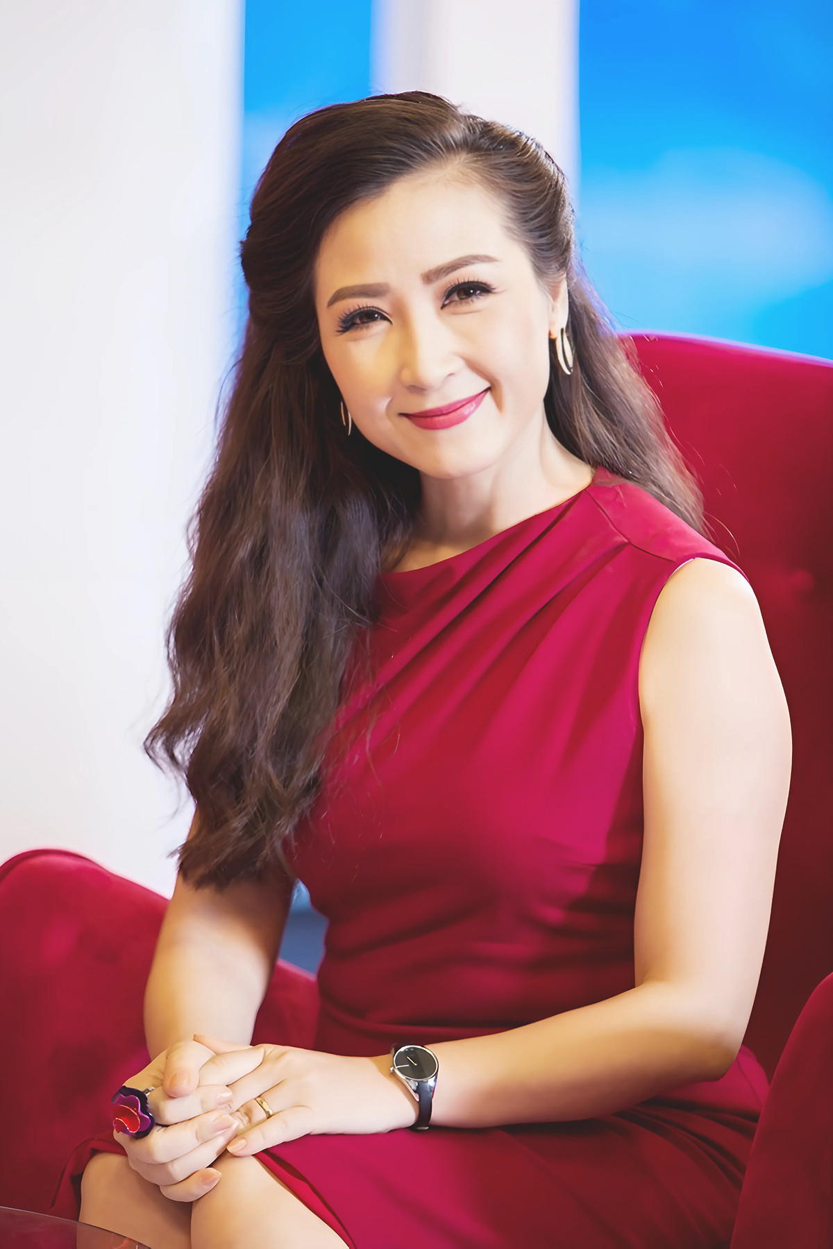 Khánh Huyền hiện vẫn giữ được nhan sắc trẻ đẹp cùng vóc dáng thon gọn. Nhiều người nhận xét chị là "người đẹp không tuổi" của showbiz Việt. Để giữ gìn xuân sắc, Khánh Huyền chăm chỉ chạy bộ, ăn nhiều rau xanh, nghỉ ngơi đúng giờ và chăm sóc da. Tinh thần vui tươi, yêu đời cũng là một điều quan trọng giúp người đẹp sinh năm 1971 luôn tươi trẻ, tràn đầy năng lượng.