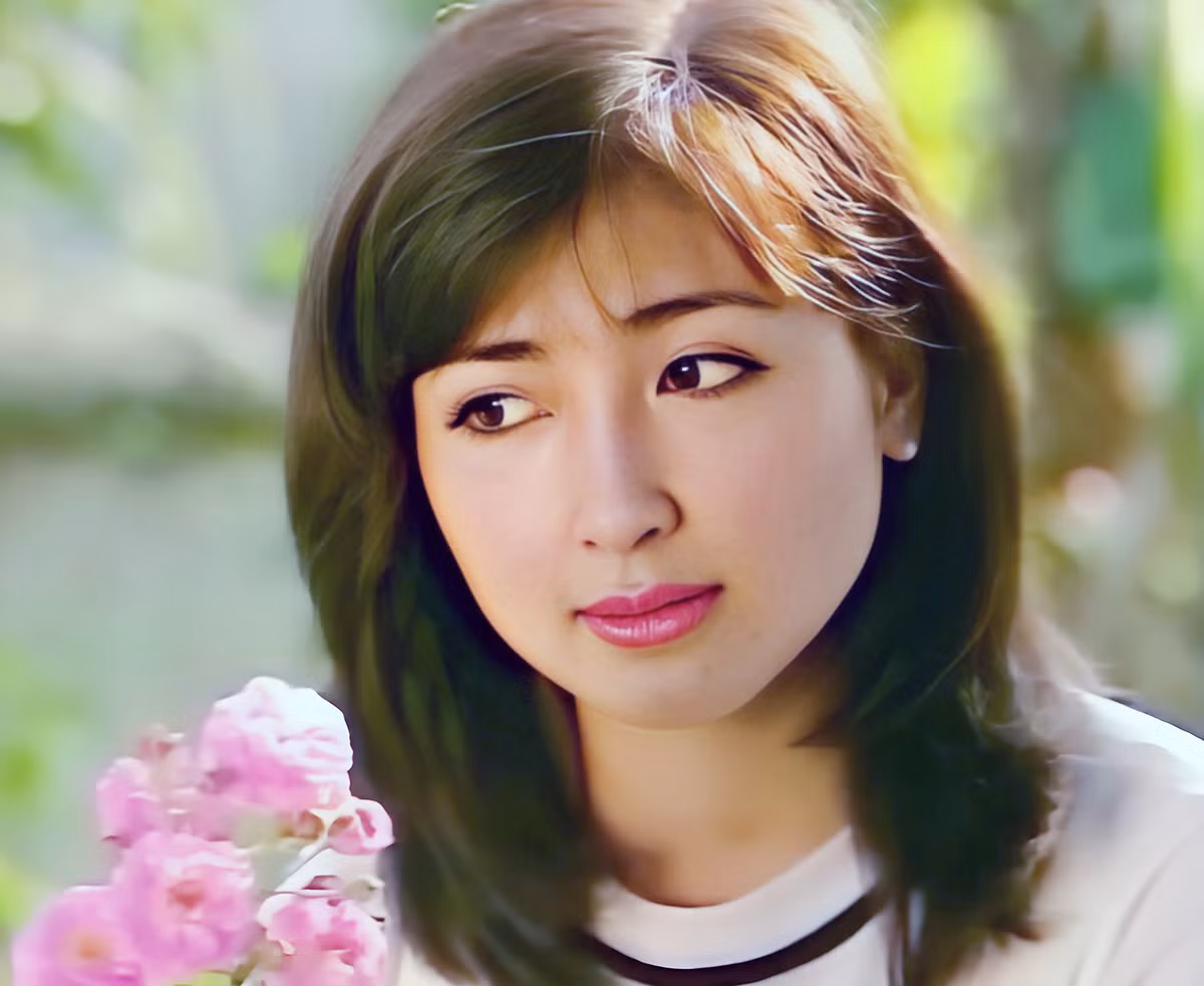 Năm 1990, Khánh Huyền tốt nghiệp lớp diễn viên khóa đầu tiên tại Nhà hát Tuổi trẻ và trở thành diễn viên chính thức của nhà hát. Với làn da trắng mịn, gương mặt nhân hậu, Khánh Huyền trở thành diễn viên trẻ triển vọng và sớm bén duyên với điện ảnh. Sở hữu nét đẹp dịu dàng đậm chất Á đông cùng nụ cười tươi tắn, Khánh Huyền từng gây thương nhớ cho khán giả qua các bộ phim như: Ngọt ngào và man trá, Nụ tầm xuân, Người thổi tù và hàng tổng...