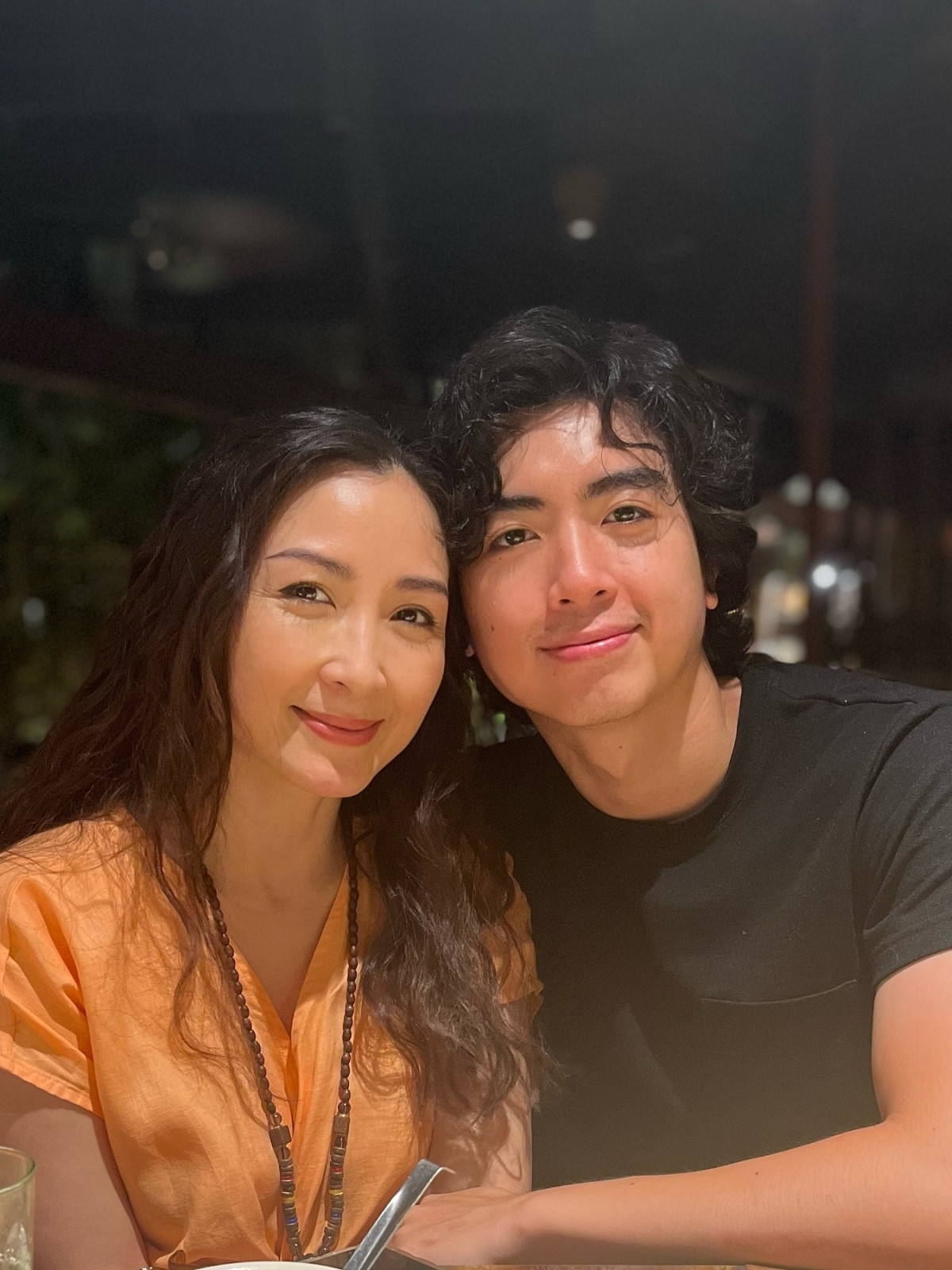 Mới đây, con trai của Khánh Huyền khoe ảnh chụp với người mẹ xinh đẹp, giỏi giang. Được biết con trai Minh Quân đang hoạt động trong lĩnh vực âm nhạc. Minh Quân được nhận xét "như bản sao của mẹ" cả về các đường nét trên khuôn mặt lẫn năng khiếu nghệ thuật.