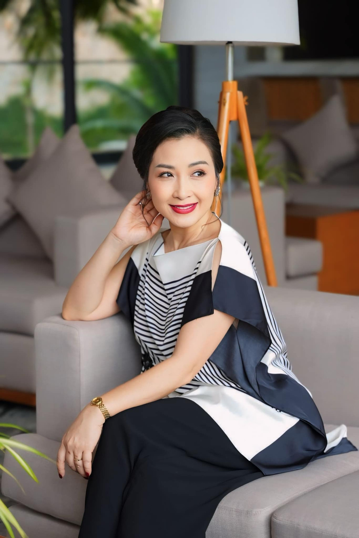 Nữ diễn viên sở hữu khuôn trăng đậm chất Á Đông, nụ cười tươi, ánh mắt hiền dịu, ấm áp.