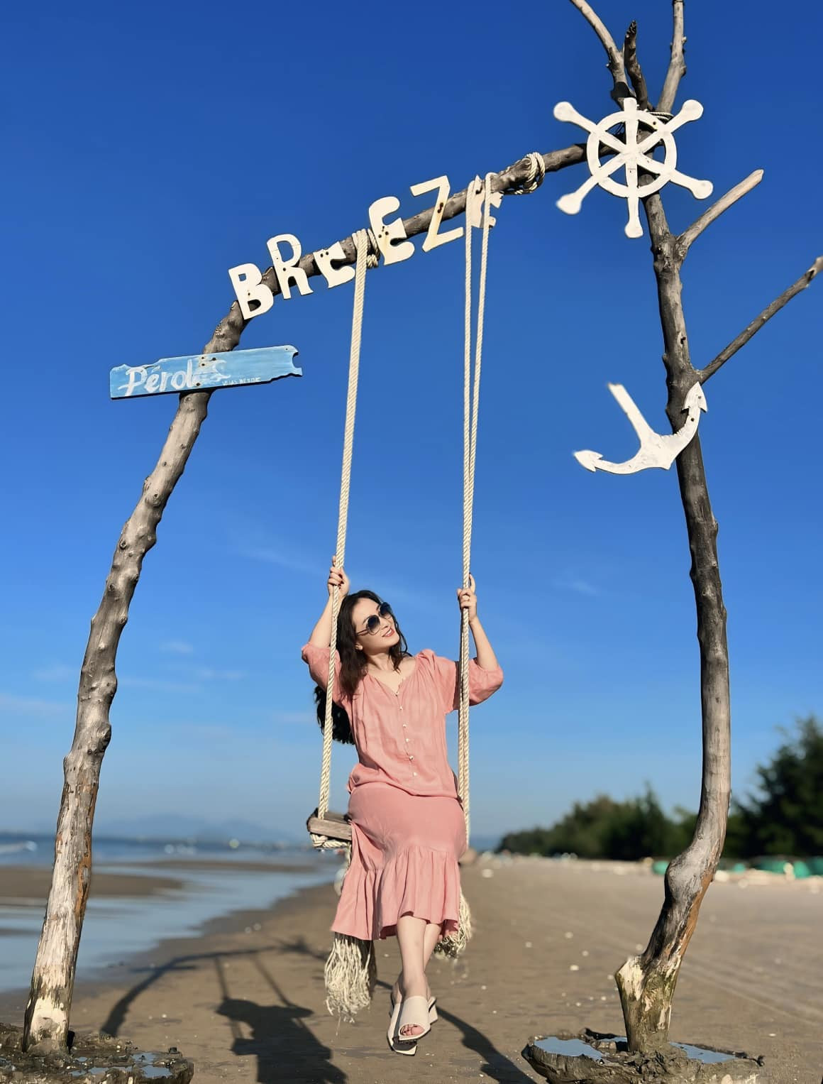 Tuổi 53, nữ nghệ sĩ vẫn làm người hâm mộ xao xuyến với nhan sắc mặn mà, phong thái hiền dịu, đoan trang. Khánh Huyền có cuộc sống kín tiếng nhưng êm ả. Sau cuộc hôn nhân đầu đổ vỡ, chị tìm được bến đỗ bình yên bên người chồng hiện tại cùng các con.