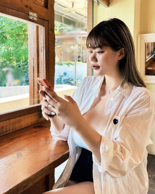 Hot girl siêu vòng một mặc hở táo bạo ở công viên, quán cafe, siêu thị.