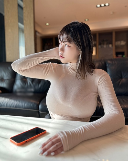 Ngoài công việc trang điểm, cô nàng đang làm người mẫu ảnh tự do.