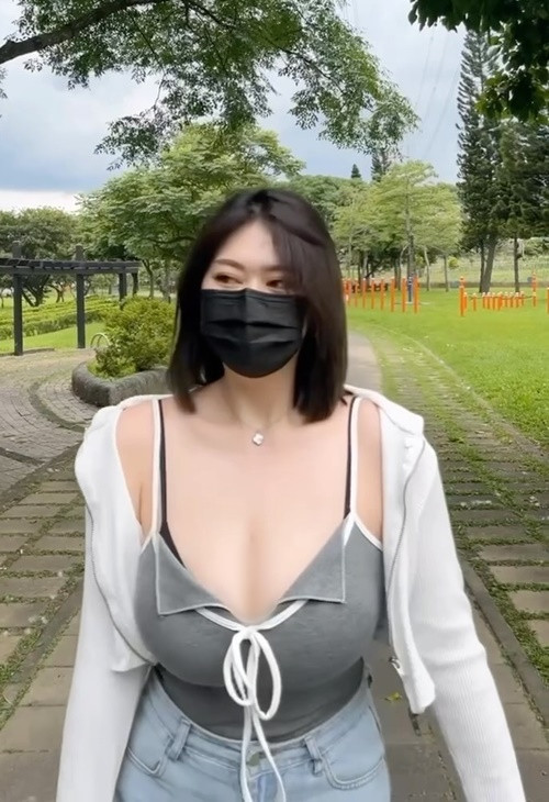 Grace là hot girl mới nổi trên mạng xã hội Trung Quốc. Cô nàng gây chú ý bởi vẻ ngoài gợi cảm.