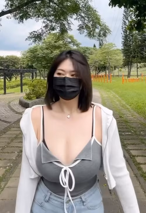 Grace là hot girl mới nổi trên mạng xã hội Trung Quốc. Cô nàng gây chú ý bởi vẻ ngoài gợi cảm.