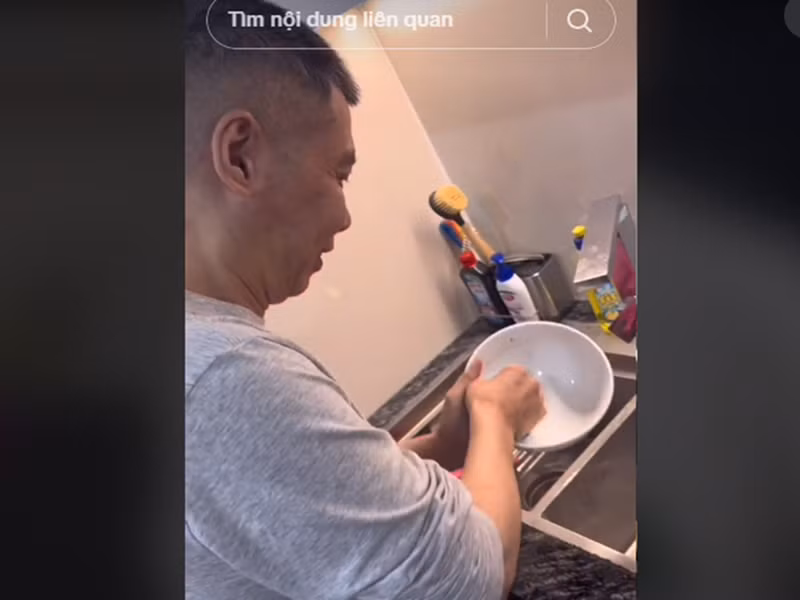 Kỷ niệm 3 năm ngày cưới, thay vì ra ngoài hàng ăn, tặng nhau những món quà, Công Lý rửa bát, dọn dẹp nhà cửa khiến Ngọc Hà cảm động. Ảnh: FB Ngọc Hà.