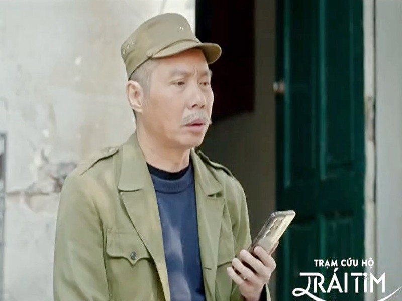 Tháng 4/2024, Công Lý đóng vai ông của bé Chi trong Trạm cứu hộ trái tim. Ảnh: Vietnamnet.