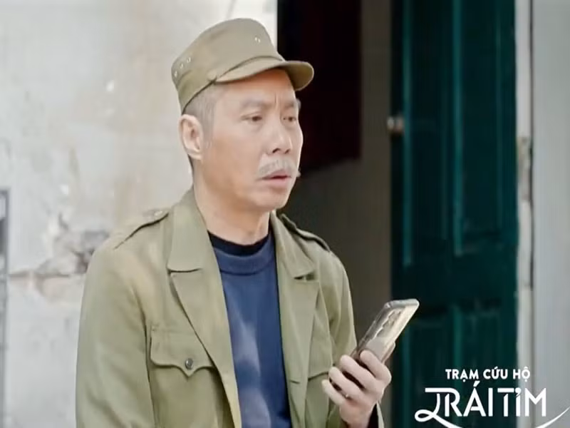 Tháng 4/2024, Công Lý đóng vai ông của bé Chi trong Trạm cứu hộ trái tim. Ảnh: Vietnamnet.