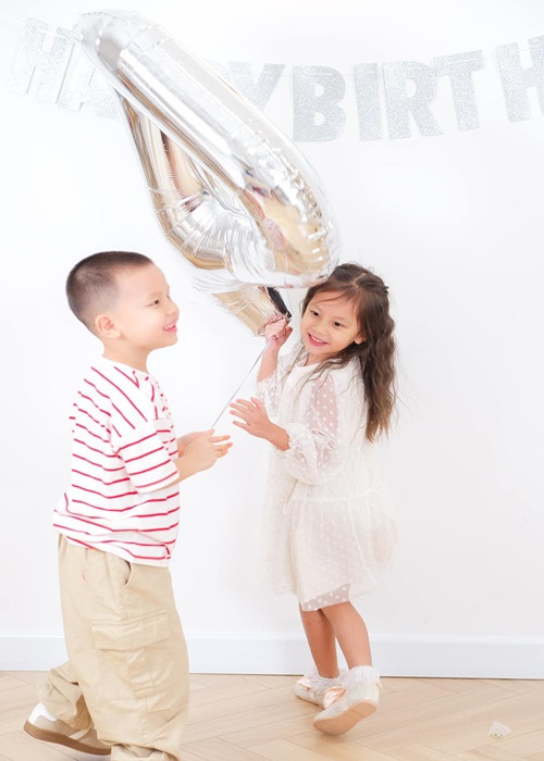 Cặp song sinh của Hồ Ngọc Hà - Kim Lý vừa tròn 4 tuổi. Ảnh: FB Hồ Ngọc Hà.