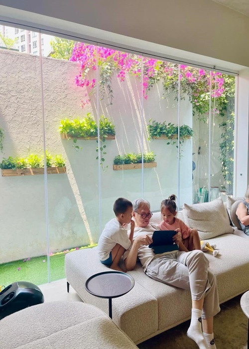 Lisa và Leon luôn quấn quýt ông bà nội. Ảnh: Henrylisaleon.