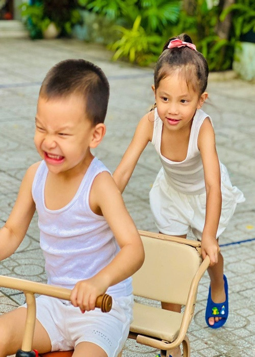 Hai nhóc tì nhà nữ ca sĩ sẽ để dành tiền và đồ chơi để tặng cho các bạn nhỏ. Ảnh: Henrylisaleon.