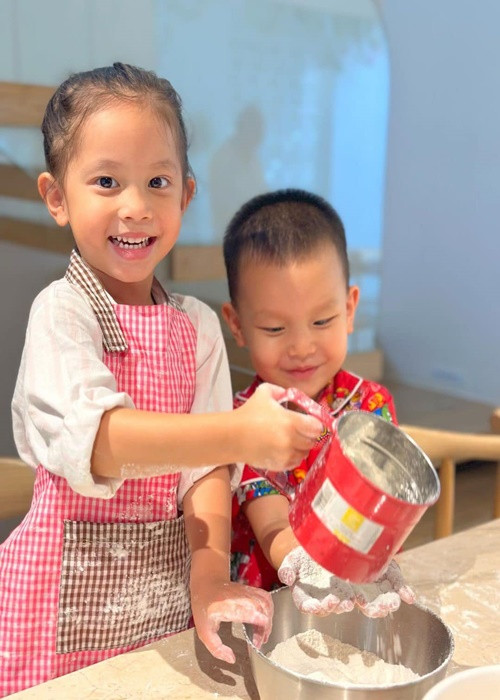 Cụ thể, Kim Lý viết lời chúc mừng tiếng Anh với nội dung tạm dịch dành cho các con: “Chúc mừng sinh nhật lần thứ 4 của hai thiên thần Lisa và Leon. Cha rất vui, hạnh phúc khi được làm cha của các con. Yêu các con rất nhiều”. Ảnh: Henrylisaleon.