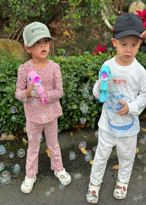 Lisa và Leon nhận lời chúc mừng sinh nhật từ bố. Ảnh: Henrylisaleon.