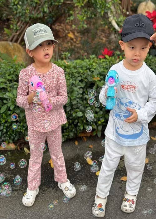 Lisa và Leon nhận lời chúc mừng sinh nhật từ bố. Ảnh: Henrylisaleon.