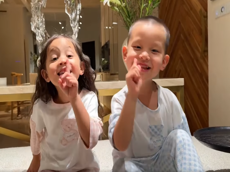 Gần đây, khi được mẹ hỏi "bé khóc thì cô giáo sẽ làm như thế nào", một em bé đã diễn tả lại hành động của cô giáo bằng một từ "nín" cùng biểu cảm rất thần thái. Nhanh chóng, hình ảnh đáng yêu của em bé đã gây sốt. Mới nhất cặp song sinh nhà Hồ Ngọc Hà đã bắt trend “nín”. Ảnh: Henrylisaleon.