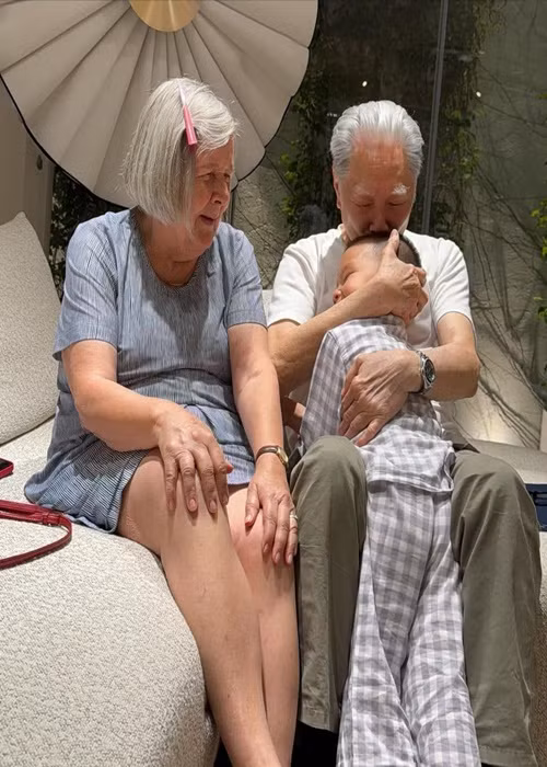 Leon tinh nghịch, hiếu động còn Lisa lại điềm đạm, dịu dàng, ra dáng chị. Ảnh: Henrylisaleon.