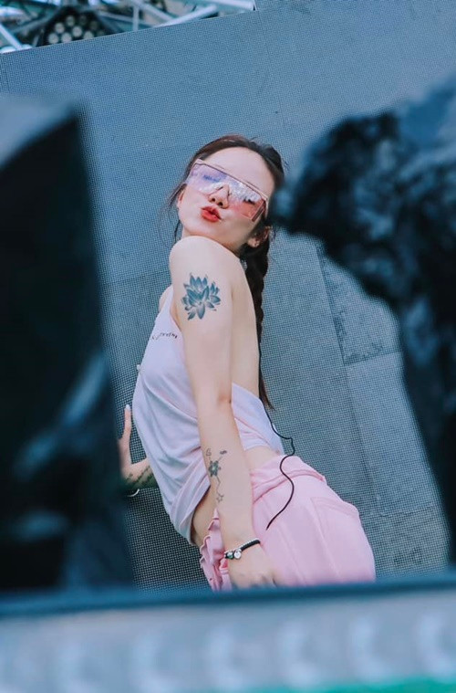 Phương Ly còn chuộng trang phục hở lưng.