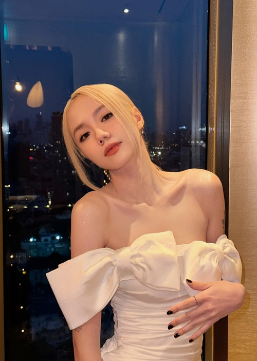 Nữ ca sĩ Phương Ly sinh năm 1990, sở hữu nhan sắc cuốn hút.