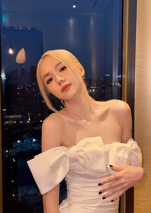 Nữ ca sĩ Phương Ly sinh năm 1990, sở hữu nhan sắc cuốn hút.