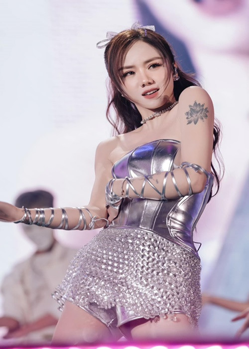 Khi đi hát, nữ ca sĩ sinh năm 1990 thường chọn trang phục ngắn, bó sát.