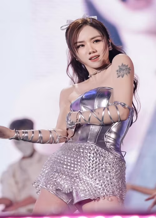 Khi đi hát, nữ ca sĩ sinh năm 1990 thường chọn trang phục ngắn, bó sát.