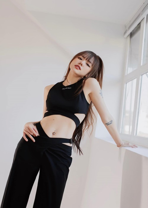 Em gái Phương Linh mặc croptop khoe vòng eo rắn nước gây mê.