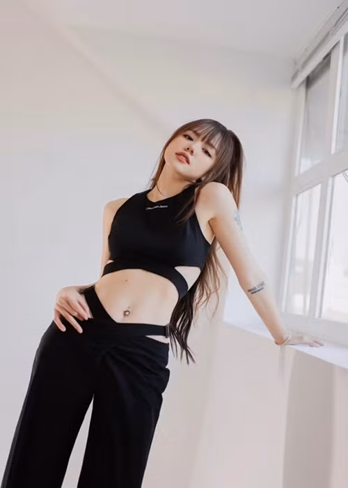 Em gái Phương Linh mặc croptop khoe vòng eo rắn nước gây mê.